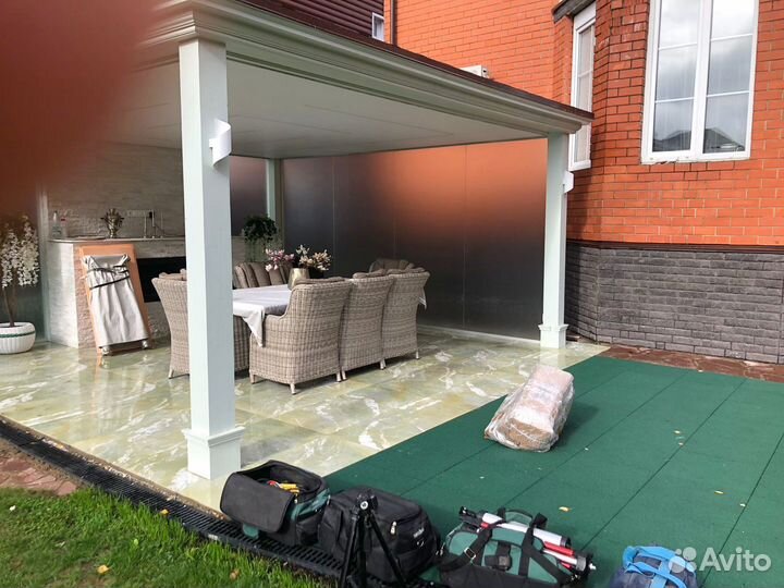 Безрамное остекление кафе