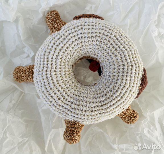 Вязаная игрушка на рюкзак, коляску