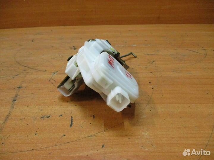 Замок двери передней левой Mitsubishi Outlander 1