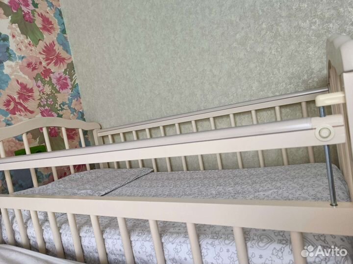 Кроватка с маятником. Новая