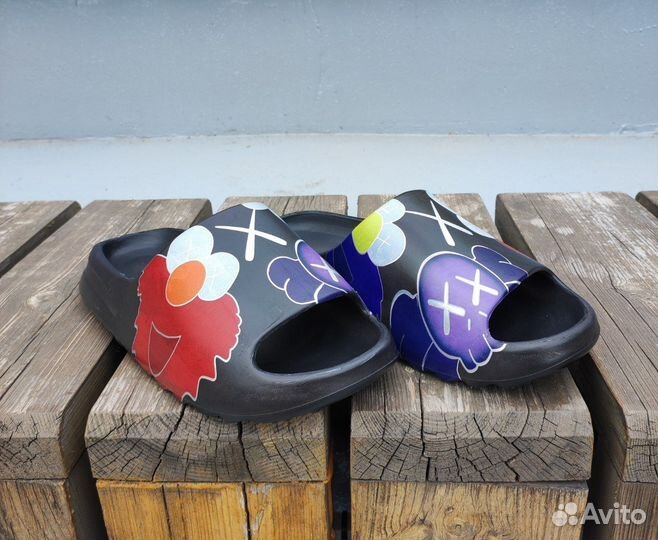 Тапки Adidas Yeezy Kaws