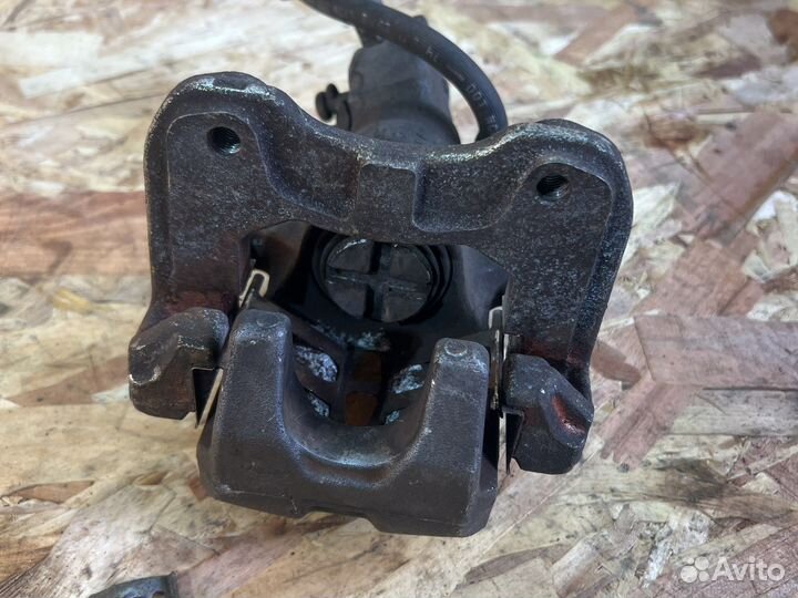 Суппорт тормозной задний левый Honda Inspire UC1