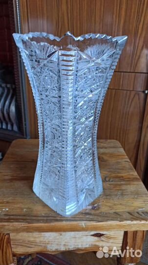 Большая хрустальная ваза для цветов