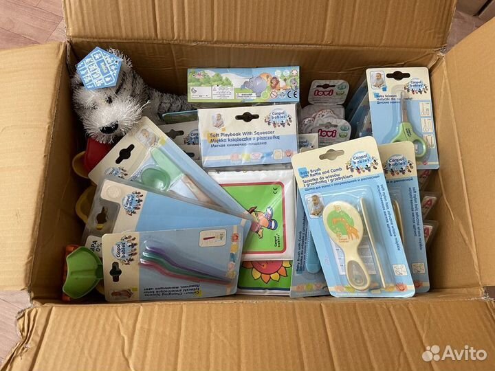 Коробка с детскими вещами: аксессуары, игрушки, тд