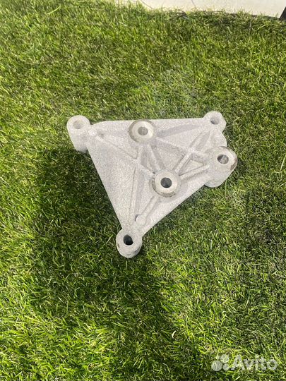 Кронштейн двигателя Ford Explorer 6 U625 2020