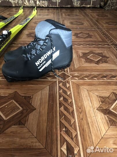 Беговые лыжи с палками и ботинками