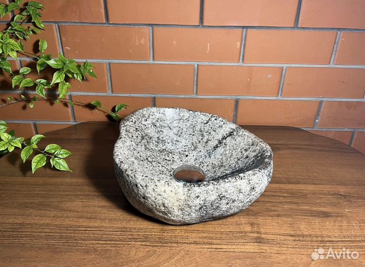 Раковина накладная из речного камня