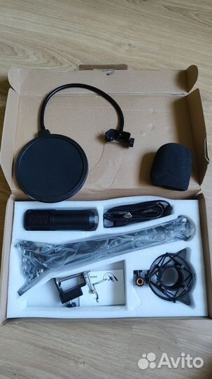 Микрофон на стойке для стриминга