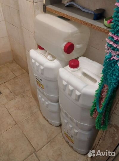 Канистры пластиковые бу 20 литров и 10 литров