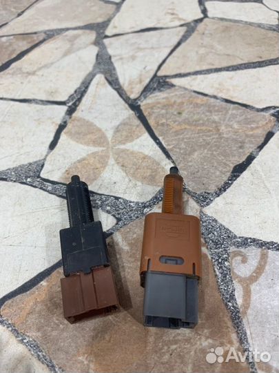 Концевик стоп-сигнала Nissan Teana J32