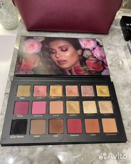 Палетка теней huda beauty