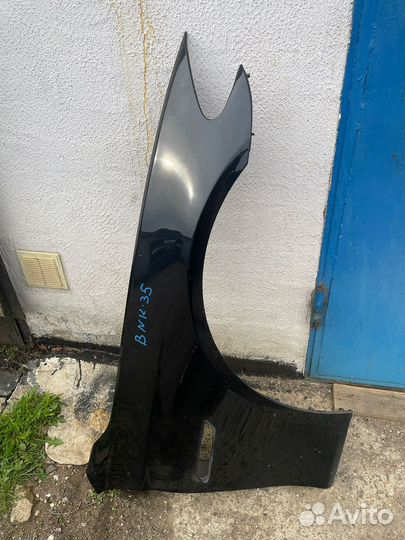 Продам переднее правое крыло на BMW F10 цвет Schwa