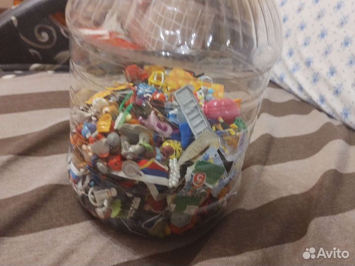 Игрушки Киндер большая банка