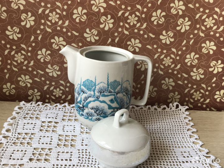 Кофейник с чашками