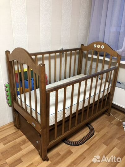 Детская кроватка с маятником и ящиком