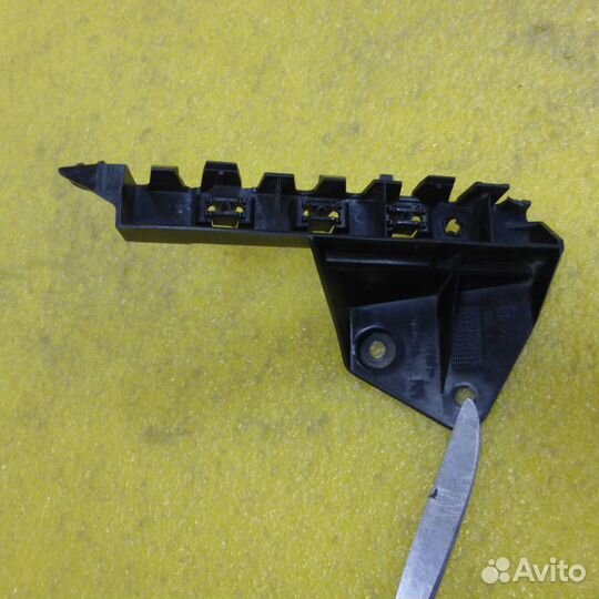 Крепление бампера Mitsubishi Colt праве