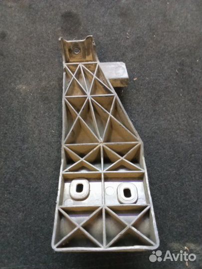 Крепление бампера переднее правое Mercedes-Benz