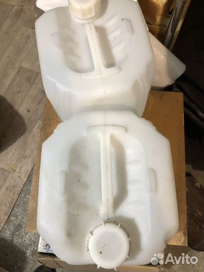 Канистра пластиковая 20 литров (2штуки)