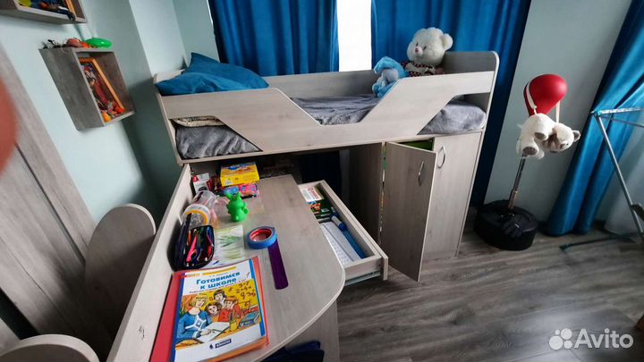 Детская кровать чердак со столом выдвижным