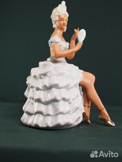 Фарфоровая статуэтка 