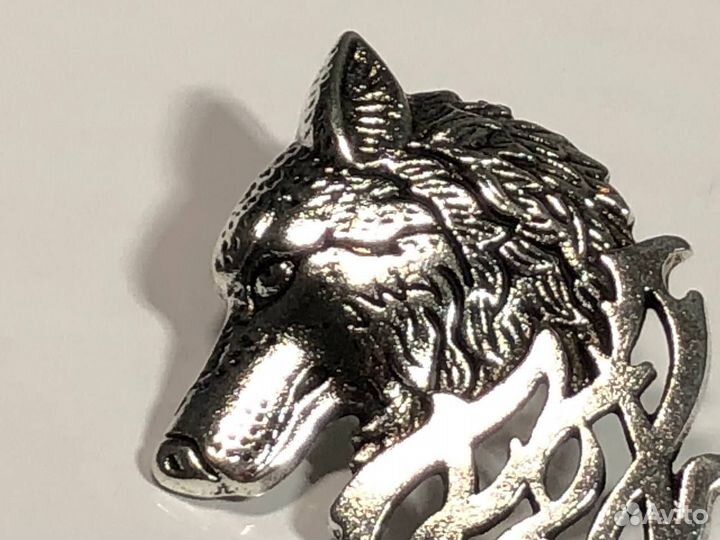Брошь в виде головы волка серебряного цвета