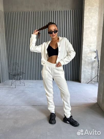 Костюм с вышивкой добермана