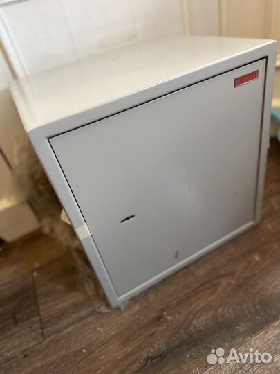 Сейф металлический