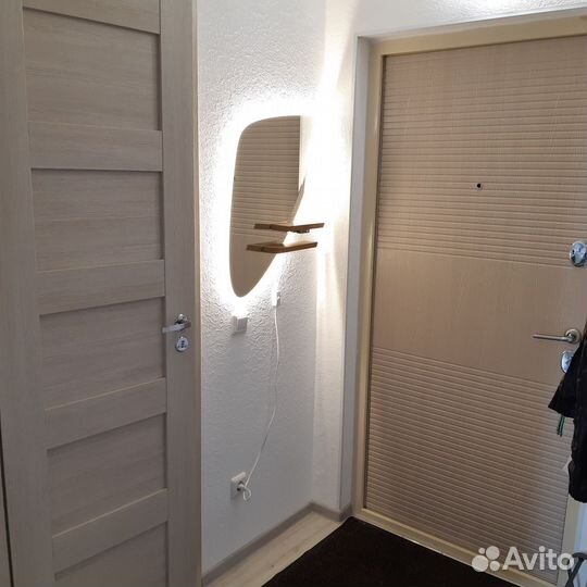 Зеркало настенное с полочками