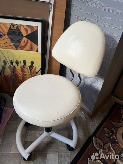 Стул для мастера маникюра