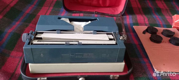 Печатная пишущая портативная машинка