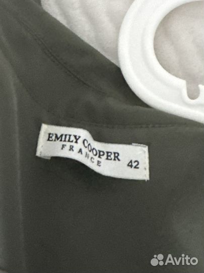 Костюм брючный зеленый двойка 42