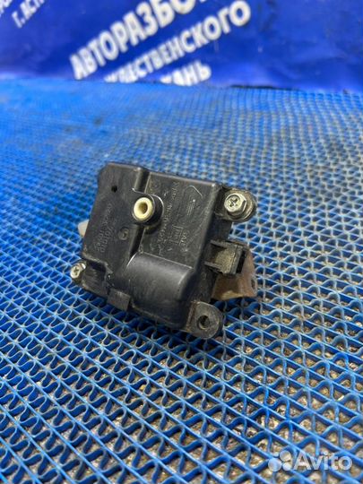 Моторчик заслонок отопителя Nissan Cefiro A33