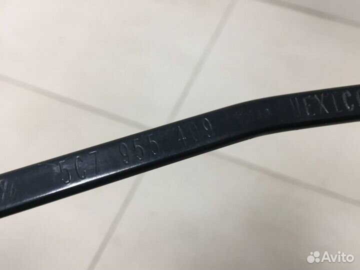 Поводок стеклоочистителя передний левый Volkswagen