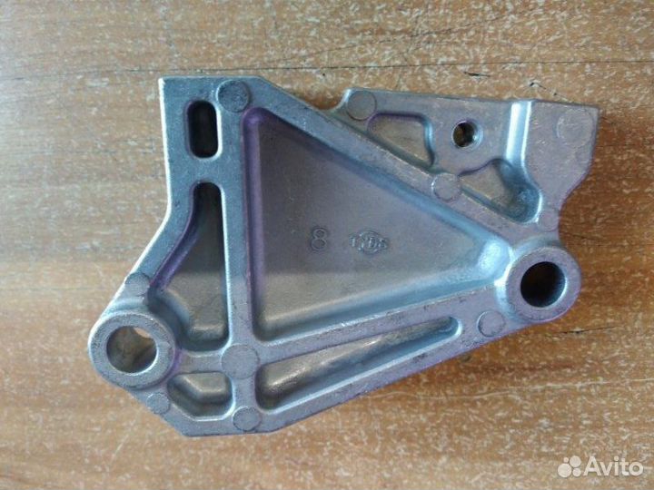 Кронштейн катушки зажигания Nissan