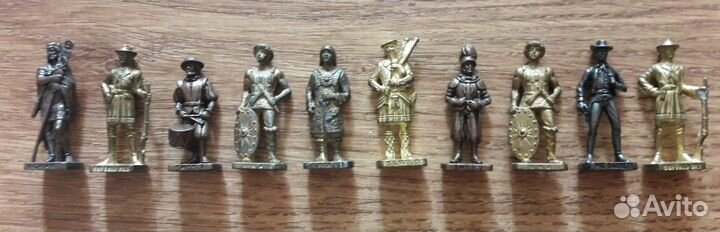 Солдатики из Kinder и брелоки СССР бронза