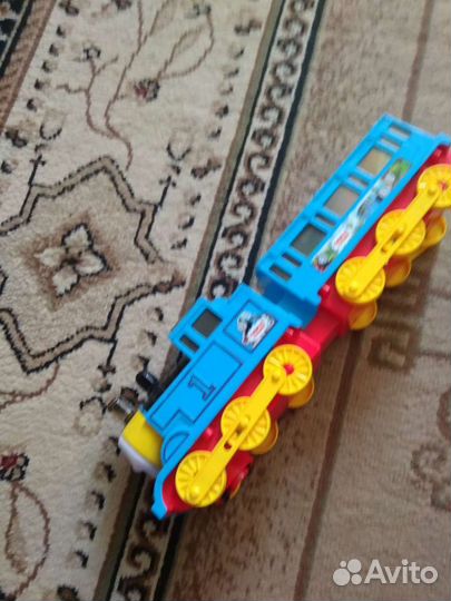 Паровозик томас со звуком на батарейках. Ездит