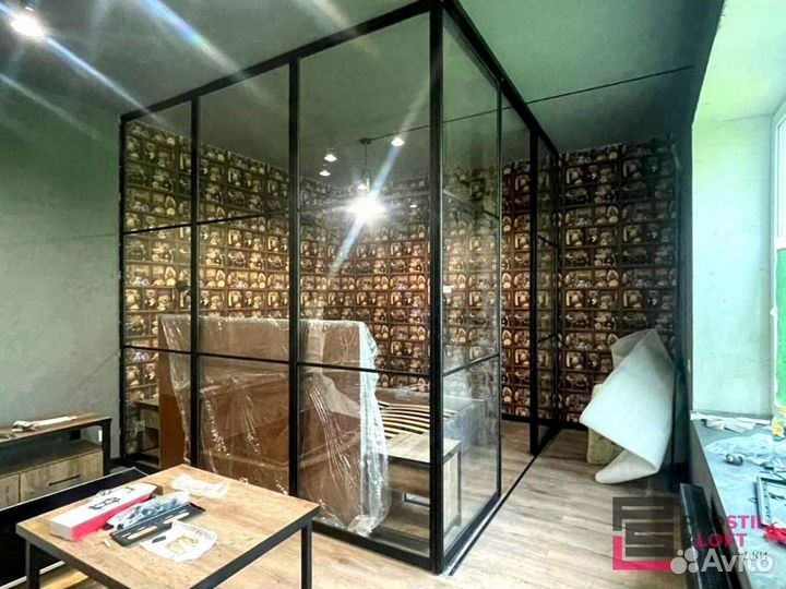 Стеклянная перегородка для зонирования комнат в Москве