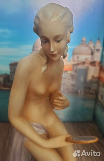 Фарфоровая статуэтка Обнаженная девушка с павлином