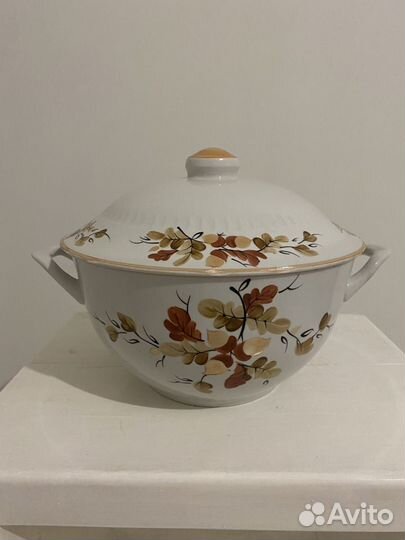Супница фарфоровая с крышкой. 23см