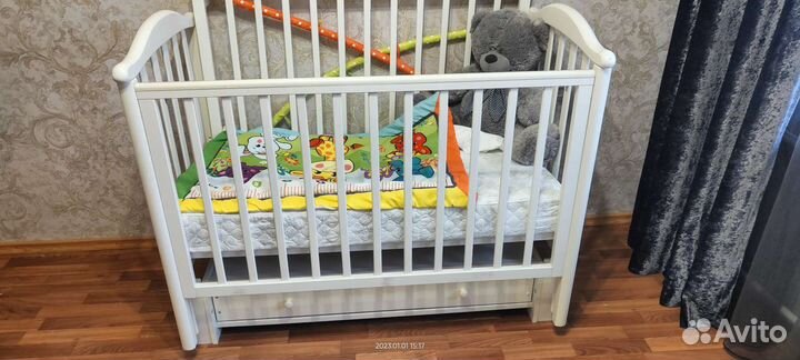 Детская кроватка с маятником и ящиком