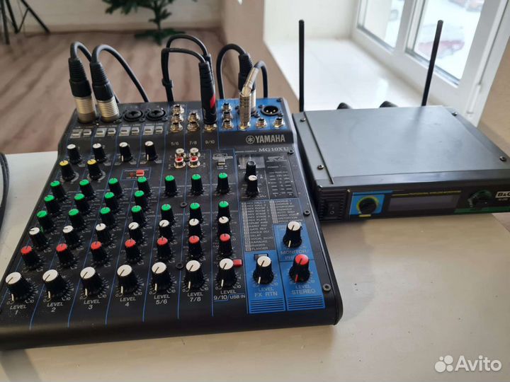 Музыкальный аппарат и свет(2 колонки,2 стойки пуль