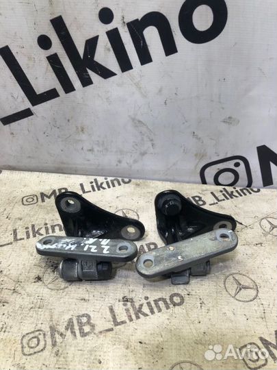 Петля двери передняя правая Mercedes S-Class W221