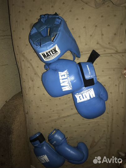 Боксерские перчатки, шлем