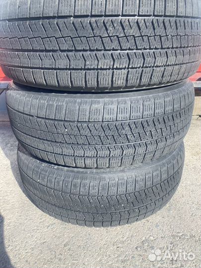 Bridgestone Blizzak VRX2 215/60 R17