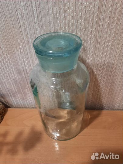 Старинная банка с крышкой