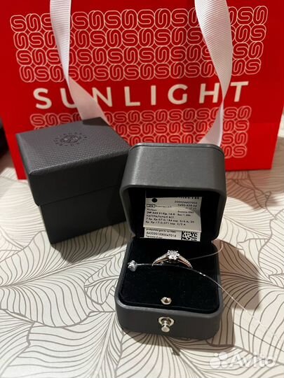 Кольцо с бриллиантом