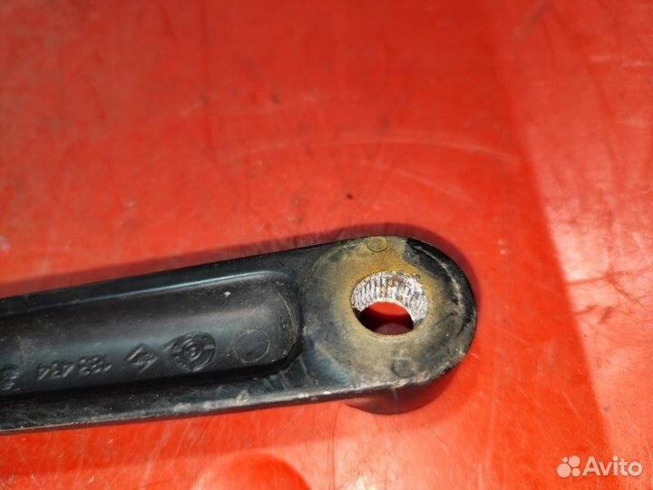 Поводок стеклоочистителя левый Opel Vectra B седан