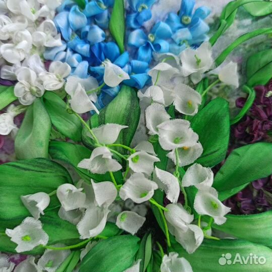 Картина вышитая шелковыми лентами. Букет цветов