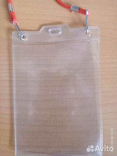 Бейдж вертикальный со шнурком и карабином