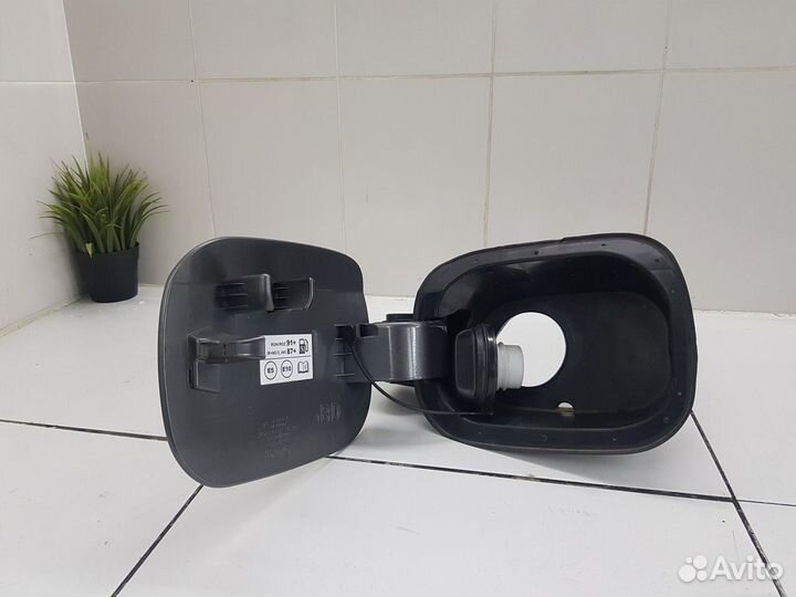 Лючок бензобака в сборе (Kia Cerato IV)